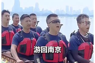 ?高清照来啦！C罗抵达中国第一天笑容满面，坐大巴朝球迷比耶
